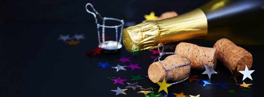 Représentation du réveillon avec bouteille de champagne et paillettes